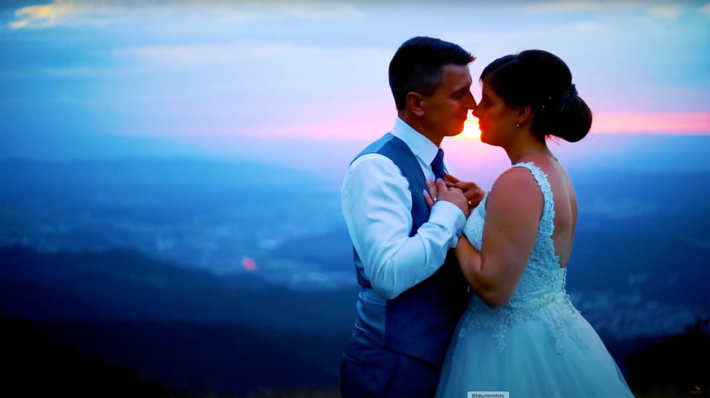 Romantisches Hochzeitsvideo mit Sonnenuntergang auf dem Berg
